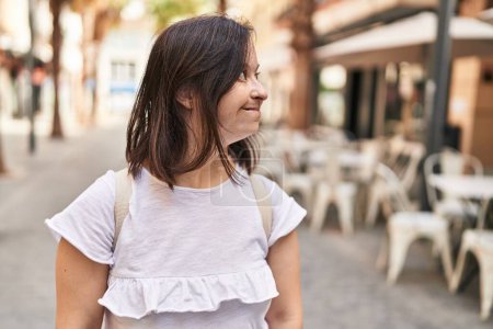 Foto de Síndrome de Down mujer sonriendo confiado de pie en la calle - Imagen libre de derechos