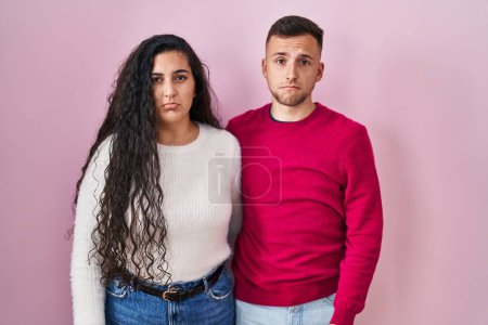 Téléchargez les photos : Jeune couple hispanique debout sur fond rose déprimé et inquiet pour la détresse, pleurer en colère et peur. triste expression. - en image libre de droit