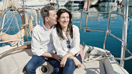 Téléchargez les photos : Senior homme et femme couple câlins l'un l'autre assis ensemble sur le bateau au bateau - en image libre de droit