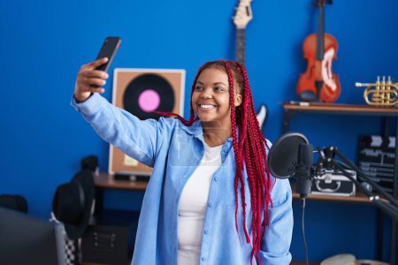 Foto de Mujer afroamericana artista hacer selfie por teléfono inteligente en el estudio de música - Imagen libre de derechos