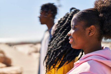 Téléchargez les photos : African american friends smiling confident standing together at seaside - en image libre de droit