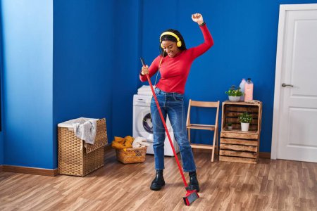 Téléchargez les photos : Femme afro-américaine nettoyage piste de danse à la buanderie - en image libre de droit