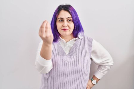 Téléchargez les photos : Plus taille femme esprit cheveux violets debout sur fond blanc faire geste italien avec la main et les doigts expression confiante - en image libre de droit