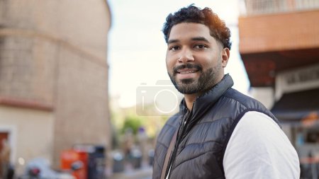 Téléchargez les photos : Homme afro-américain souriant confiant debout à la terrasse du café - en image libre de droit