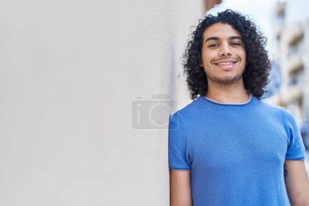 Téléchargez les photos : Young latin man smiling confident standing at street - en image libre de droit