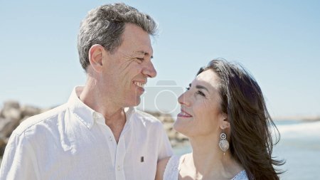 Téléchargez les photos : Senior homme et femme couple souriant confiant debout ensemble au bord de la mer - en image libre de droit