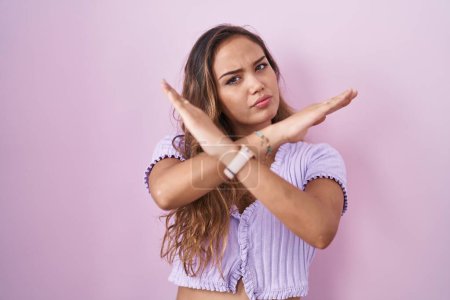 Téléchargez les photos : Jeune femme hispanique debout sur fond rose expression de rejet croisant les bras faisant signe négatif, visage en colère - en image libre de droit
