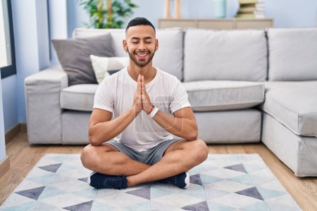 Téléchargez les photos : African american man smiling confident training yoga at home - en image libre de droit