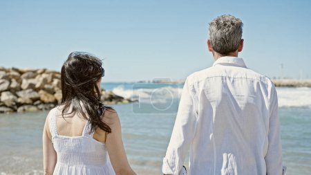 Foto de Senior hombre y mujer pareja de pie con las manos juntas en la playa - Imagen libre de derechos