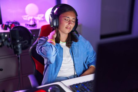Téléchargez les photos : Jeune belle hispanique femme streamer souligné en utilisant l'ordinateur à la salle de jeux - en image libre de droit