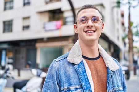 Téléchargez les photos : Young hispanic man smiling confident looking to the side at street - en image libre de droit