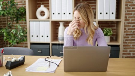 Foto de Joven hermosa mujer hispana trabajadora de negocios estresada usando laptop en oficina - Imagen libre de derechos