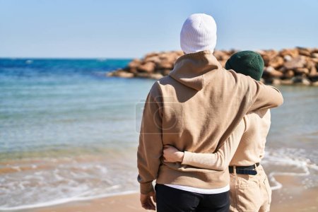 Téléchargez les photos : Mand and woman couple hugging each other at seaside - en image libre de droit