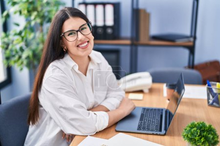 Téléchargez les photos : Young hispanic woman business worker using laptop working at office - en image libre de droit