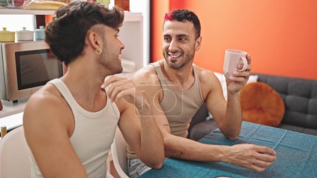 Foto de Dos hombres pareja bebiendo café sentado en la mesa hablando en el comedor - Imagen libre de derechos
