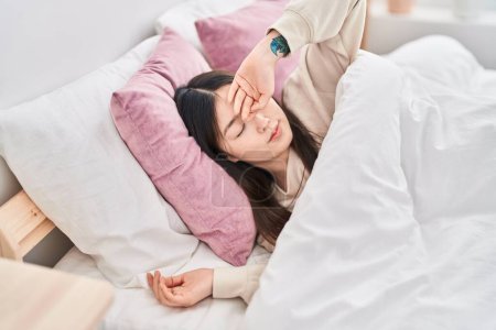 Foto de Mujer china acostada en la cama durmiendo en el dormitorio - Imagen libre de derechos