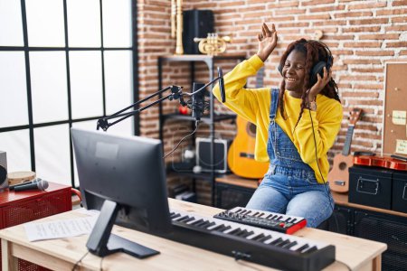 Foto de Afro-americana mujer músico teniendo dj sesión en música studio - Imagen libre de derechos