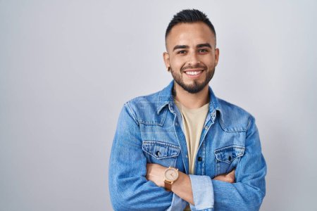 Téléchargez les photos : Jeune homme hispanique debout sur fond isolé visage heureux souriant avec les bras croisés regardant la caméra. personne positive. - en image libre de droit