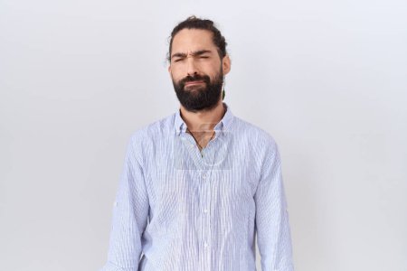 Foto de Hombre hispano con barba llevando camisa casual deprimido y preocupado por la angustia, llorando enojado y asustado. expresión triste. - Imagen libre de derechos