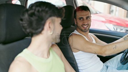 Téléchargez les photos : Deux hommes couple souriant confiance voiture de conduite à la rue - en image libre de droit