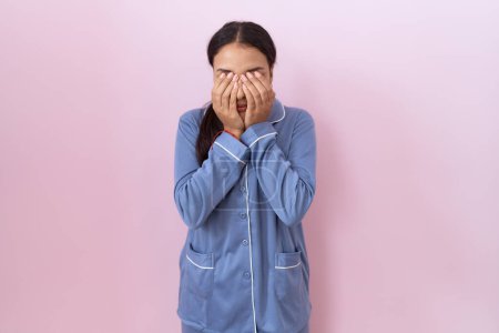 Téléchargez les photos : Jeune femme arabe portant un pyjama bleu frottant les yeux pour la fatigue et les maux de tête, somnolent et l'expression fatiguée. problème de vision - en image libre de droit
