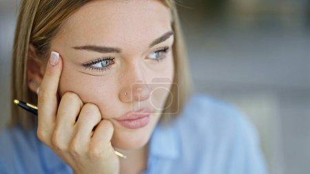 Téléchargez les photos : Jeune femme blonde ouvrière regardant jeter la fenêtre au bureau - en image libre de droit