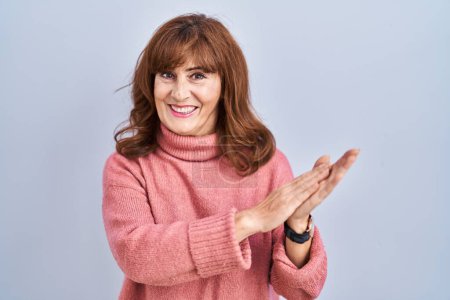 Photo for Middle age hispanic woman standing over isolated background clapping and applauding happy and joyful, smiling proud hands together - Royalty Free Image