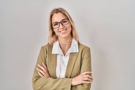 Téléchargez les photos : Jeune femme caucasienne portant des lunettes visage heureux souriant avec les bras croisés regardant la caméra. personne positive. - en image libre de droit