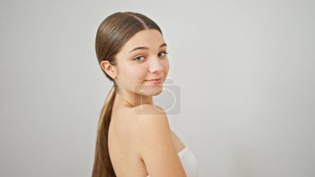 Téléchargez les photos : Jeune belle fille souriant confiant debout sur fond blanc isolé - en image libre de droit