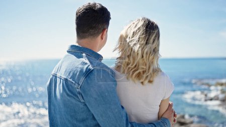 Téléchargez les photos : Homme et femme couple s'embrassant à l'envers au bord de la mer - en image libre de droit