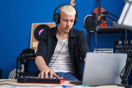 Téléchargez les photos : Jeune caucasien homme musicien ayant dj session au studio de musique - en image libre de droit