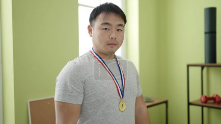 Téléchargez les photos : Jeune homme chinois portant une médaille au centre sportif - en image libre de droit