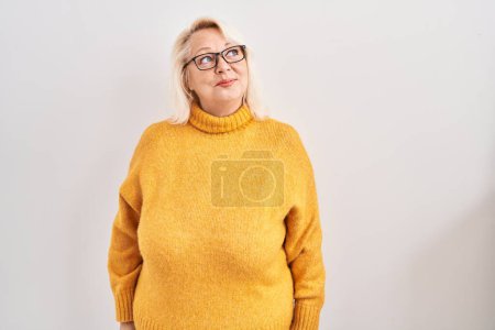 Téléchargez les photos : Moyen âge femme caucasienne portant des lunettes debout sur le fond souriant regardant vers le côté et regardant loin en pensant. - en image libre de droit