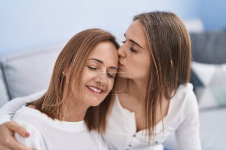 Téléchargez les photos : Deux femmes mère et fille s'embrassant à la maison - en image libre de droit