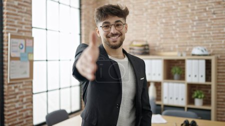 Foto de Joven árabe hombre de negocios trabajador sonriente confianza apretón de la mano en la oficina - Imagen libre de derechos