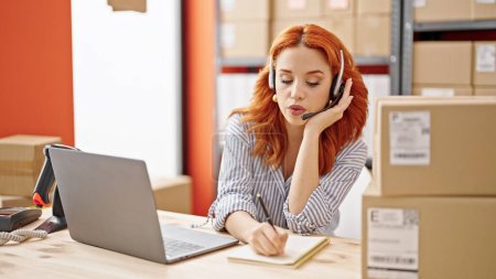 Téléchargez les photos : Jeune rousse femme commerce électronique travailleur d'affaires ayant écrit des appels vidéo sur ordinateur portable au bureau - en image libre de droit