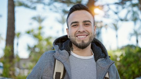 Téléchargez les photos : Homme hispanique souriant confiant au parc - en image libre de droit