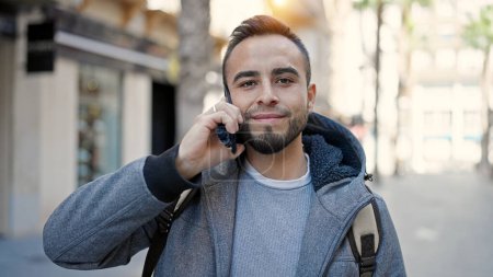 Téléchargez les photos : Hispanique homme parlant au téléphone à la rue - en image libre de droit