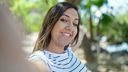 Téléchargez les photos : Moyen-Orient femme souriant confiant faire selfie avec caméra au parc - en image libre de droit