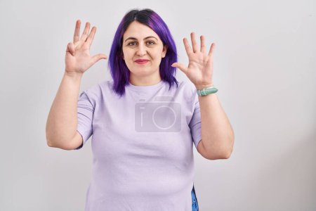 Téléchargez les photos : Plus taille femme avec cheveux violets debout sur fond isolé montrant et pointant vers le haut avec les doigts numéro neuf tout en souriant confiant et heureux. - en image libre de droit