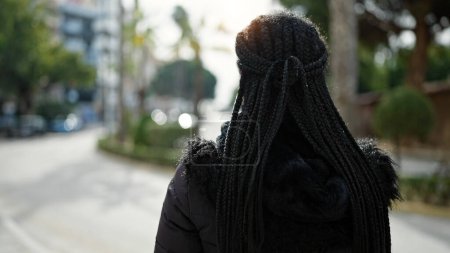 Foto de Mujer afroamericana de pie al revés en la calle - Imagen libre de derechos