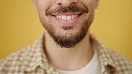 Foto de Joven árabe hombre sonriendo confiado de pie sobre aislado amarillo fondo - Imagen libre de derechos