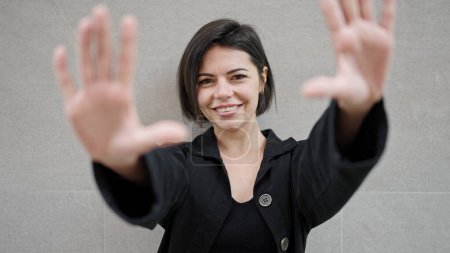 Téléchargez les photos : Jeune femme caucasienne souriante faisant geste de cadre avec les mains sur fond blanc isolé - en image libre de droit