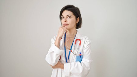 Téléchargez les photos : Jeune femme caucasienne médecin debout avec doute expression pensée sur fond blanc isolé - en image libre de droit