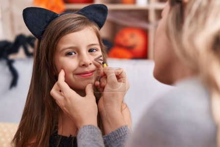 Foto de Adorable chica hispana con maquillaje de Halloween en casa - Imagen libre de derechos
