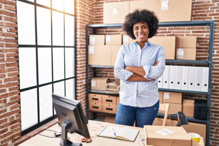Téléchargez les photos : Femme afro-américaine e-commerce travailleur d'affaires debout avec les bras croisés geste au bureau - en image libre de droit