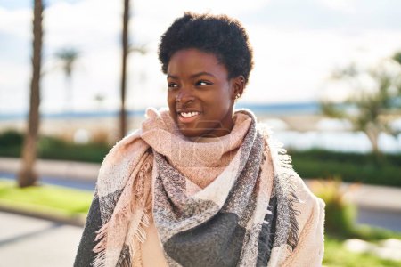 Téléchargez les photos : Afro-américaine femme souriant confiant debout à la rue - en image libre de droit