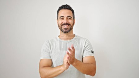 Téléchargez les photos : Jeune homme hispanique souriant mains claquement confiantes sur fond blanc isolé - en image libre de droit