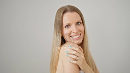 Téléchargez les photos : Young blonde woman smiling confident standing over isolated white background - en image libre de droit