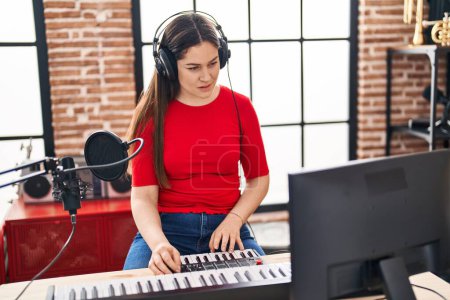 Foto de Mujer joven dj jugando sesión de música en el estudio de música - Imagen libre de derechos